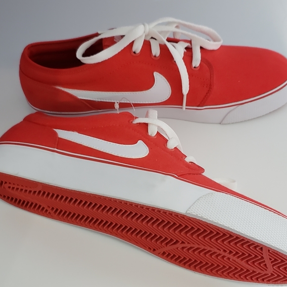 red nike tennis